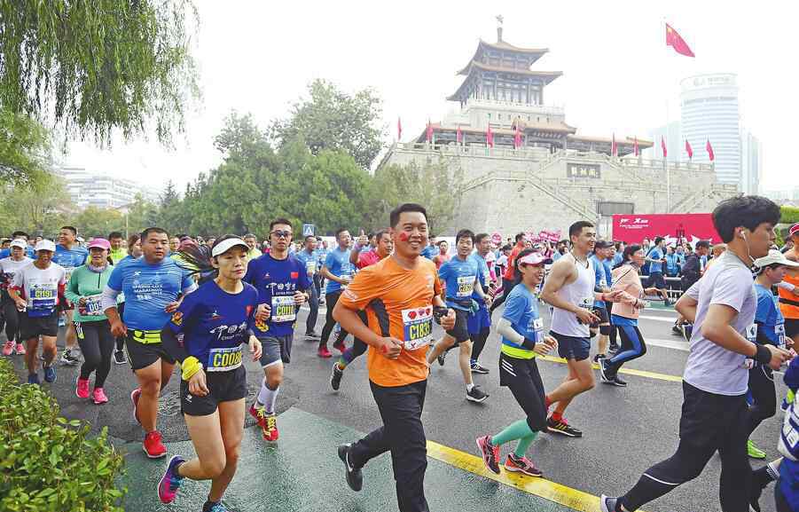 崔大林 2019泉城（济南）马拉松举行 段世杰孙继业崔大林孙述涛出席活动