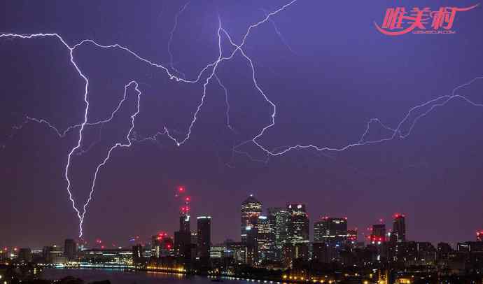 一夜6万闪电袭击 一夜6万闪电袭击 英国天空遍布雷网现奇观令人惊叹