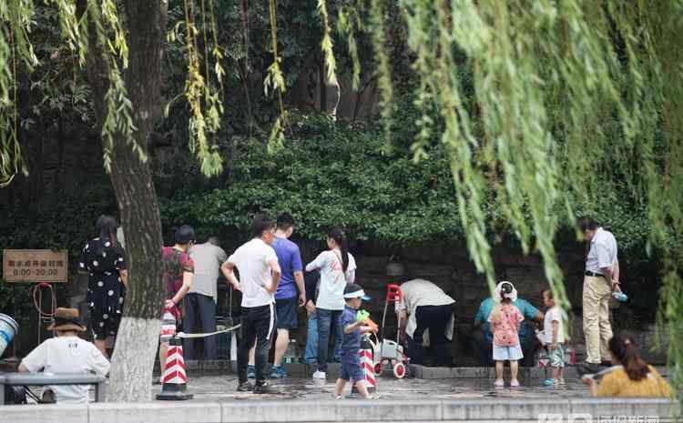 济南黑虎泉 济南黑虎泉又能打水了!打水大爷直呼“还是泉水甜”