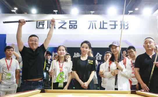 潘晓婷台球俱乐部 切磋球技!潘晓婷现身体博会 "九球天后"现场进行桌球花式表演亲密互动