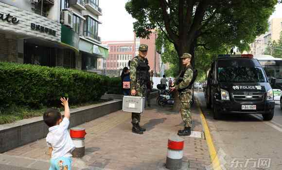 儿子路遇武警父亲 泪奔！儿子路遇武警父亲求抱抱 死活都肯不放开……