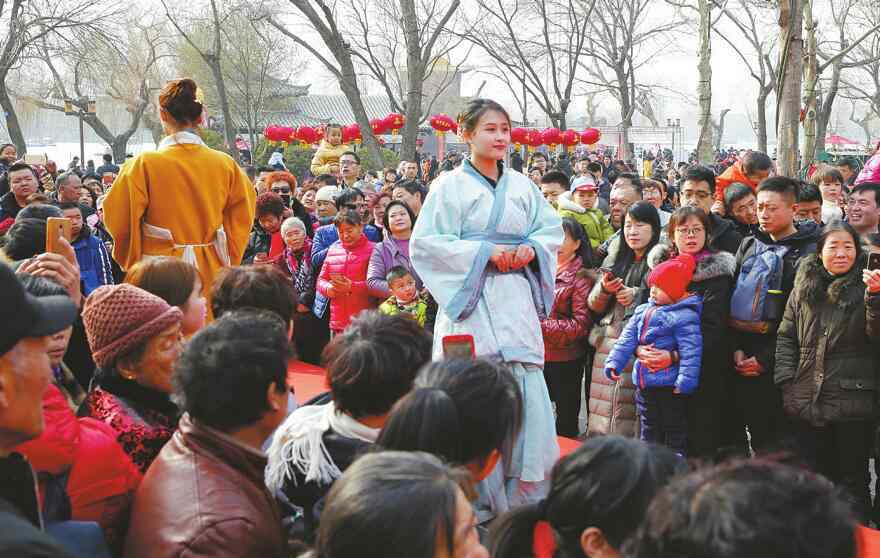 华服秀 济南大明湖畔“汉服秀” 吸引众多游人驻足观看