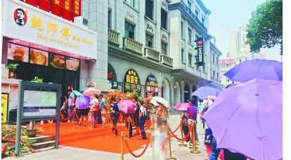 暗访网红店排队 戏精上身！暗访网红店排队 利用从中心理吸引顾客背后分成