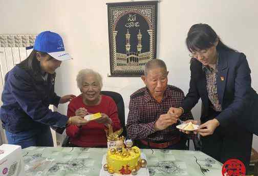 tony安 安所在爱相随 济华“Tony”和“蓝帽子”志愿者重阳送祝福