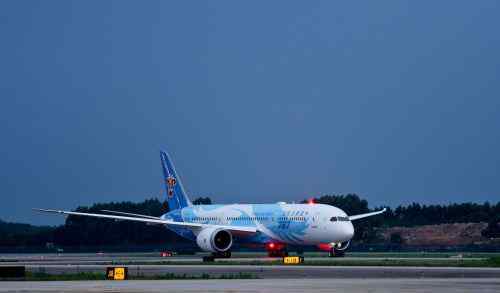 南航787 南航波音787-9交付 身披“梦想之翼”彩绘的“大灰机”平稳降落