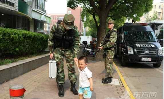 儿子路遇武警父亲 泪奔！儿子路遇武警父亲求抱抱 死活都肯不放开……