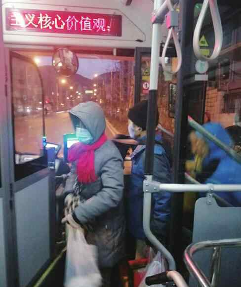 寒冬夜行人 寒冬夜行人——记者体验济南公交首班车