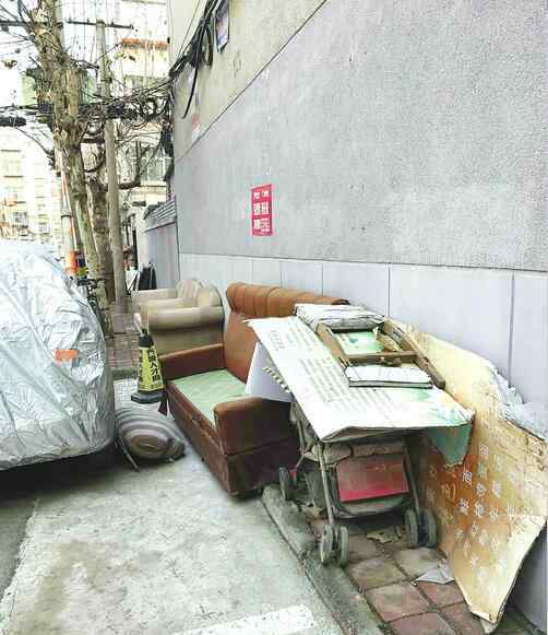 乐平沙发翻新 联四路臧家屯小区 废旧家具摆两旁道路几成“废品站”