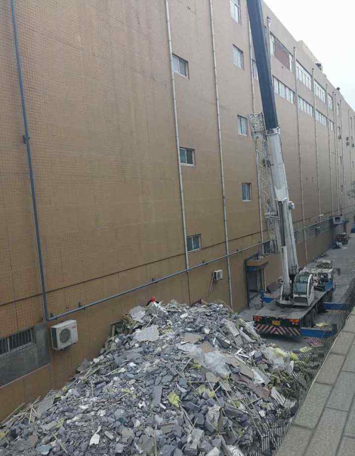 银座奥特莱斯 银座奥特莱斯东环店工地晚上10点还施工 附近居民难以入眠