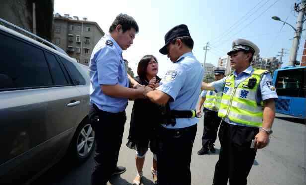 女司机被喷辣椒水 女司机占道违停拒绝配合执法 民警喷辣椒水将其制服