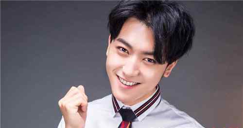 央视最帅男主播 90后最帅男主播：暖屏男神李泽鹏如今出演腐剧《灵狐圣子》