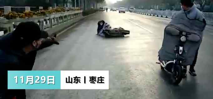 山东枣庄零下4度洒水车洒水致路面结冰 市民接二连三滑倒