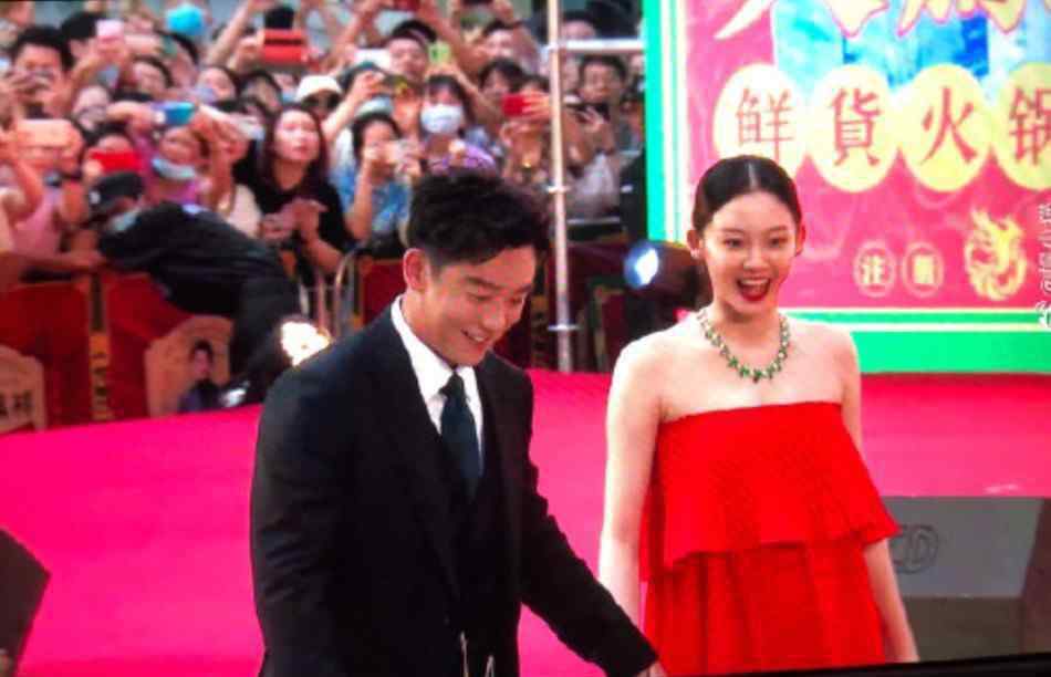 郑恺苗苗同框 郑恺苗苗婚后合体现身，为郑恺火锅店亲自站台，苗苗真是肤白貌美