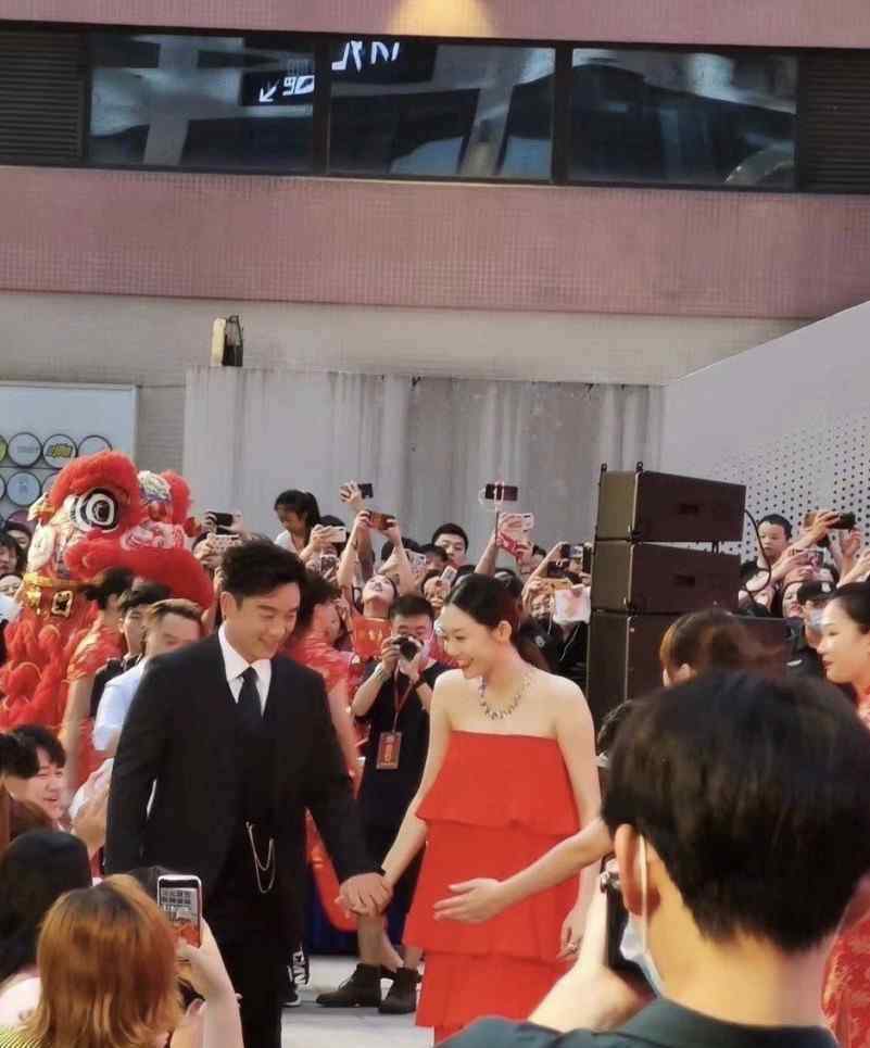郑恺苗苗同框 郑恺苗苗婚后合体现身，为郑恺火锅店亲自站台，苗苗真是肤白貌美