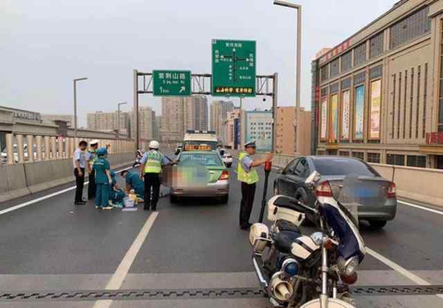 郑州出租车停运 郑州陇海高架一出租车突然停车不动 车上乘客立即拨打求救电话