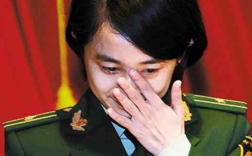 郑益龙 “烈士遗孀”庞洪雨：特招入伍授少校警衔，丈夫牺牲时儿子9个月