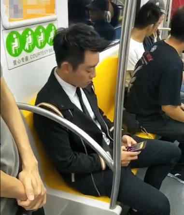 偶遇郑恺 地铁偶遇郑恺，不小心拍到了他的手机画面，看清后网友瞬间炸锅了