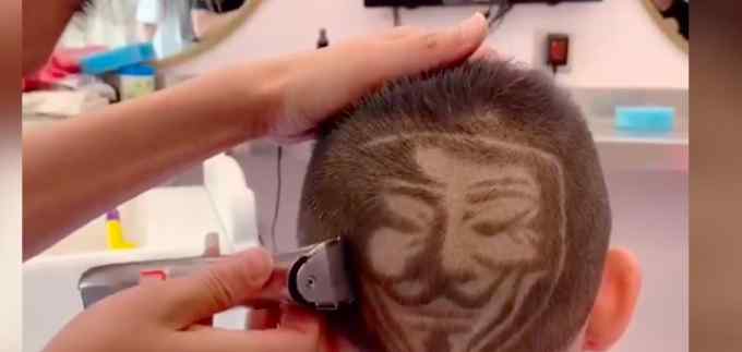 厉害！理发师在顾客头上剃出山水画：想要的图案都能刻画