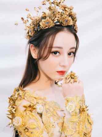 迪丽热巴屁股 迪丽热巴“蝴蝶臀”到底多完美？当她跪坐在椅子上时，观众沸腾了