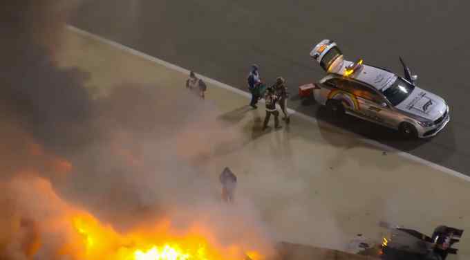 惊险瞬间！F1赛车爆炸起火车手死里逃生 现场恐怖画面曝光