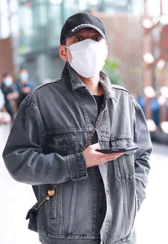 李维嘉照片 李维嘉牛仔衣工装裤现身机场，又酷又帅，挥手打招呼显亲和