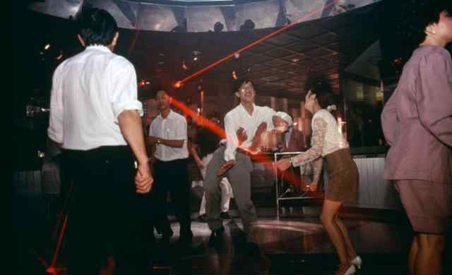 扫黄现场图片 90年代深圳老照片，繁荣背后的乱象，图5歌舞厅小姐，图8扫黄现场