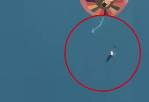 云南男子从景区热气球直坠百米身亡全程被拍 死前动作看着都让人害怕