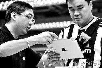 香港ipad2 香港市民冒雨排队买iPad2 网店1小时内被订爆