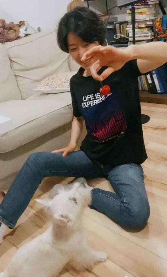 周迅李亚鹏 李亚鹏又恋爱了，红衣短发墨镜女孩，他的爱没变过