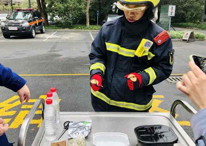 矿泉水瓶直接被炸飞！吃网红自热火锅要留意 消防员提醒这几点