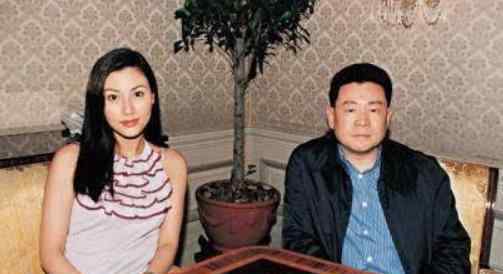 李嘉诚的老婆是谁 1989年妻子庄月明暴毙，同年李嘉诚建“月明楼”，造型诡异只上不下