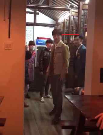董子健身高 已知董子健身高176cm，和王俊凯同框后，求王俊凯身高！