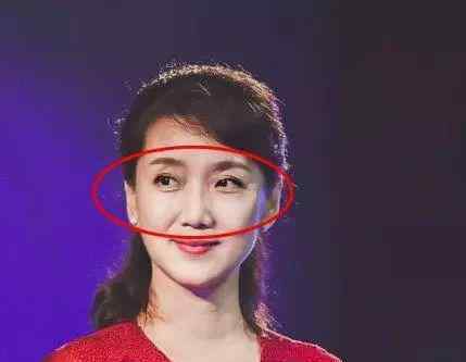 李修平年龄 56岁央视主持人李修平现身，长发红唇不输当红女星！素颜差别明显