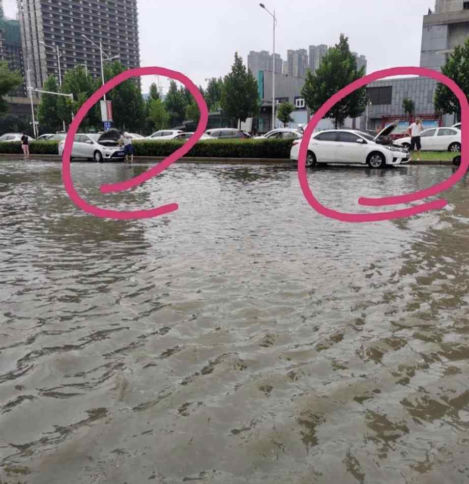 郑州大巴被水淹 今早南三环积水成河，郑州多条路段积水严重，你家被淹了吗？