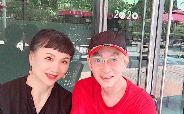 六小龄童多大年龄 六小龄童庆结婚32年，夫妻俩容颜相差十岁，章老师是真的喜欢红色