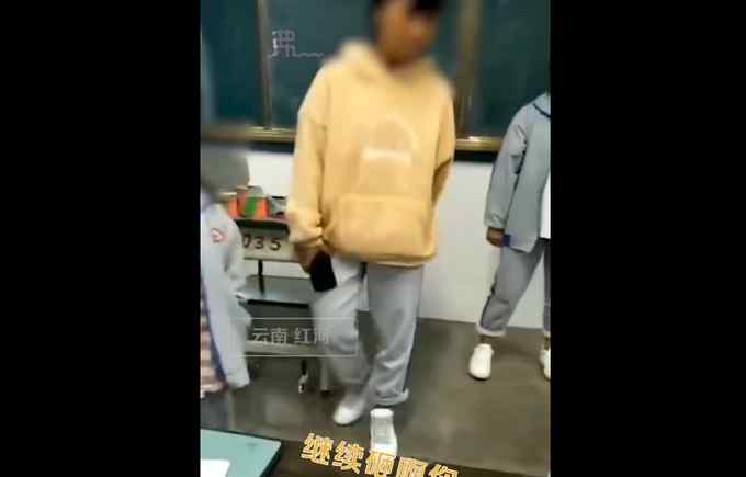 学生带手机进校被老师强迫摔毁？视频引网友热议 当地教体局通报来了！