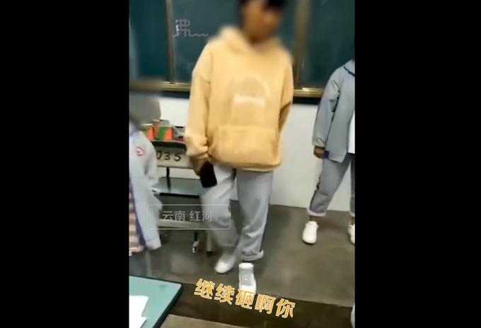 学生带手机进校被老师强迫摔毁？视频引网友热议 当地教体局通报来了！