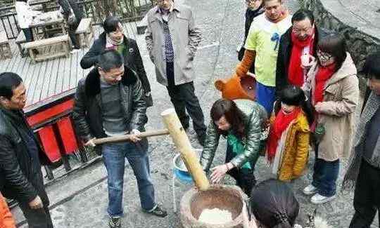 打糕 打糕蒸馍贴花花 腊月二十八的传统习俗你知道多少？