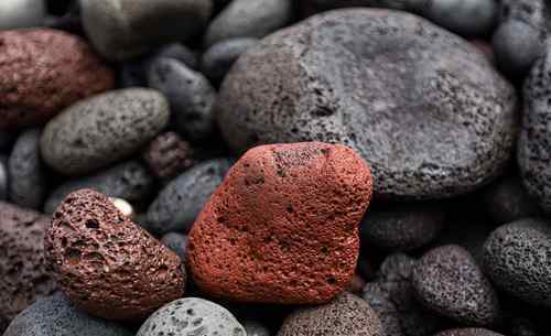 火山石的作用 火山石可以用来养君子兰吗？ 火山石富含矿物质微量元素用它养花的好处你懂的