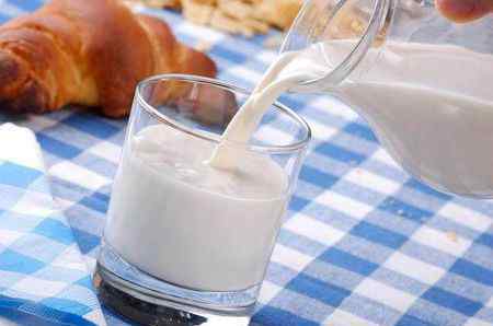 晚上可以喝牛奶吗 牛奶到底早晨喝还是晚上喝？ 酸奶VS纯牛奶究竟该怎么选？