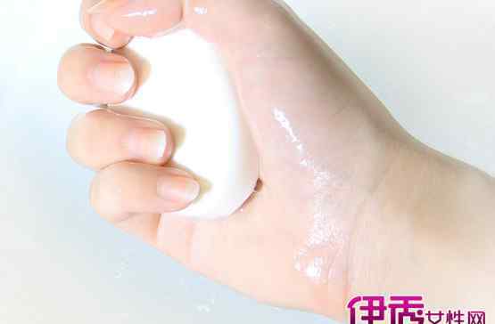 肥皂水是碱性还是酸性 香皂是酸性还是碱性？ 怎样才能看出肥皂是碱性还是酸性的？