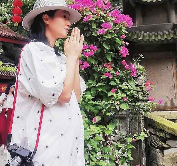 朱丹素颜 朱丹素颜寺庙祈福，怀孕不足五月肚大如箩