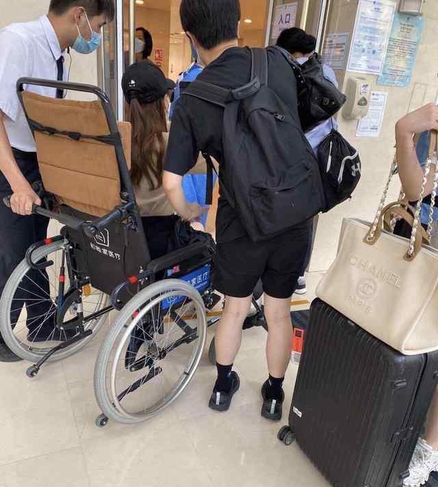 李湘摔倒 戚薇被曝录制节目摔伤，坐轮椅赴医院就诊，情况让人担忧