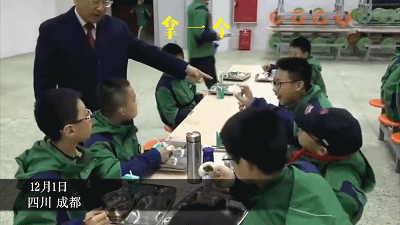 校长在食堂监督学生挨个吃鸡蛋 四川话“气场全开”！网友：是个狠角色