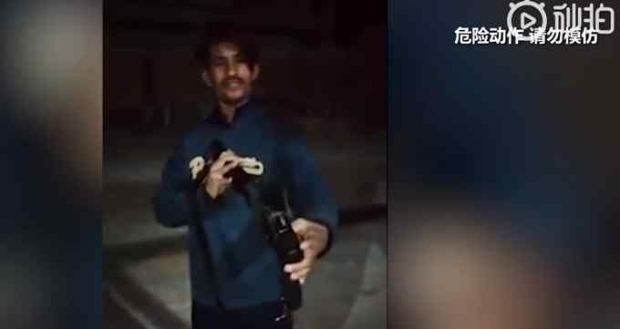巴基斯坦一保安拍视频博眼球 朝自己胸口开枪 瞬间倒地身亡
