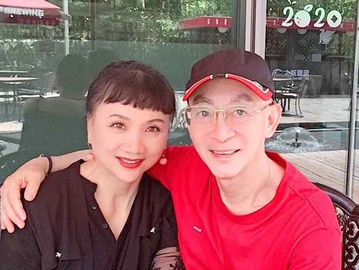 六小龄童妻子 六小龄童与发妻结婚32周年 搂肩合影甜蜜恩爱