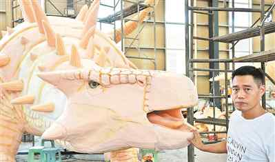 制作恐龙模型 “复活”恐龙40年 模型工匠在广州让仿真恐龙走向世界