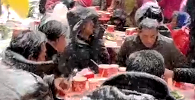 婚宴遇大雪宾客雪中吃席 头发都“白”了 网友：菜不会结冰吗？