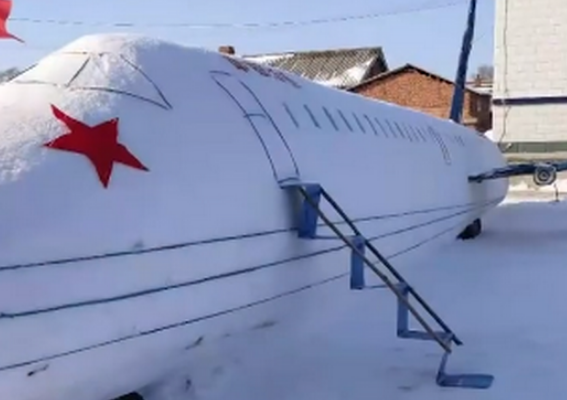 东北73岁老兵用雪堆出一架大飞机 厉害！真相是什么？