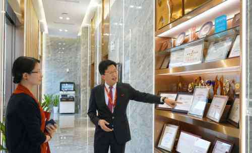 上海发改委 上海市徐汇区发改委副主任杨晓洁一行莅临佩信集团考察指导